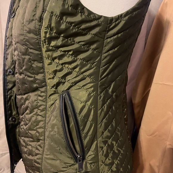 Olive Quilted Banana Republic Women's Vest - Picture 4 of 5